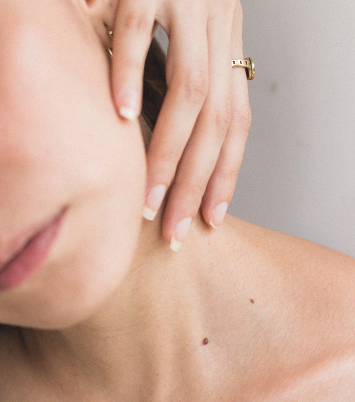 The skin of the neck ages sooner than that of the face: find out how you can take care of it.